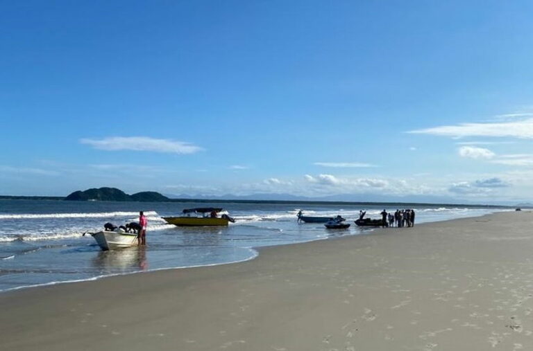 Barco vira e criança de 6 anos salva três pessoas no litoral do PR