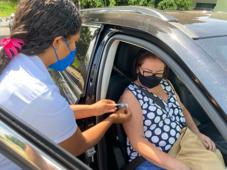 Respeito dos profissionais na aplicação da vacina rende elogios em Umuarama