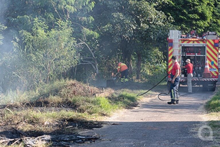 Bombeiros combatendo incêndio
