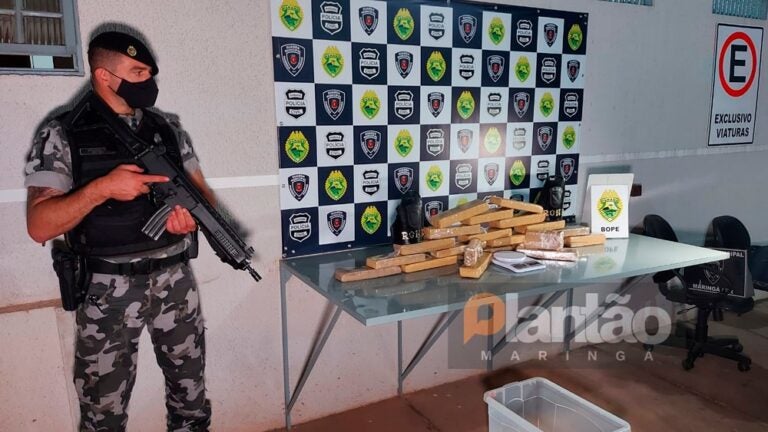 Policial da Rone com as drogas