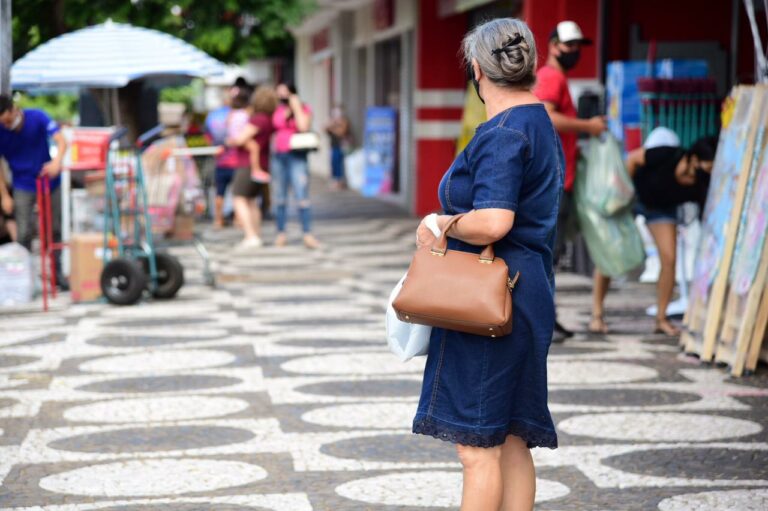 Comércio de Umuarama funciona até as 18h neste feriado de Tiradentes