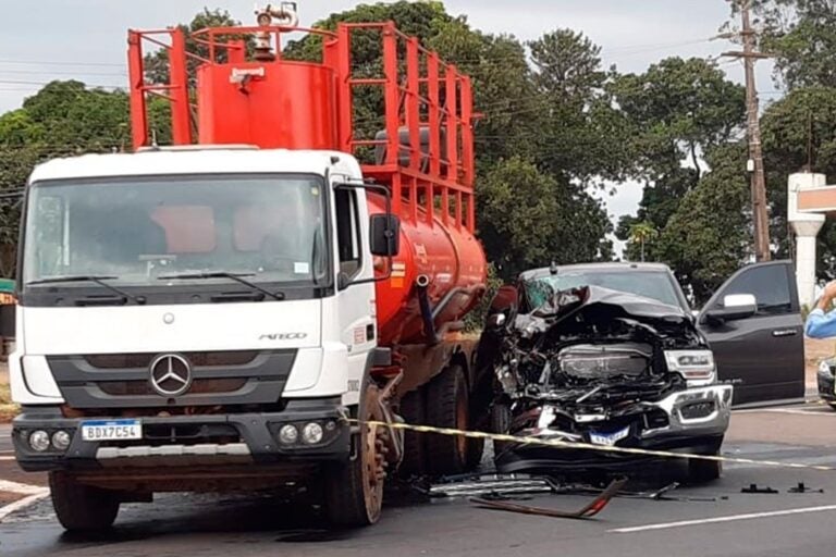 Motorista fica ferido em acidente entre caminhonete e caminhão na BR-376