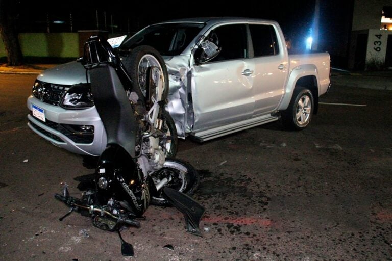 Jovem sobrevive a acidente que destruiu motocicleta, em Maringá
