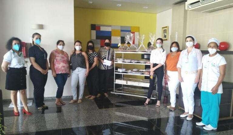 Profissionais do Hospital Cemil são homenageados por grupo de mulheres