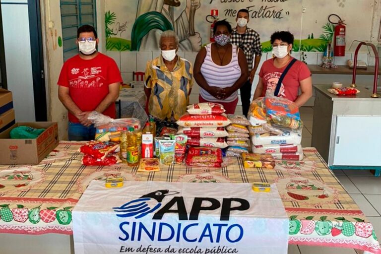 Professores fazem ato em frente ao Núcleo Regional de Educação e arrecadam alimentos