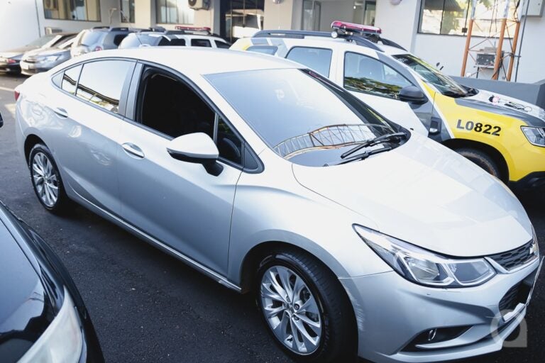 Jovem de 19 anos é preso após ser flagrado com carro preparado para o contrabando