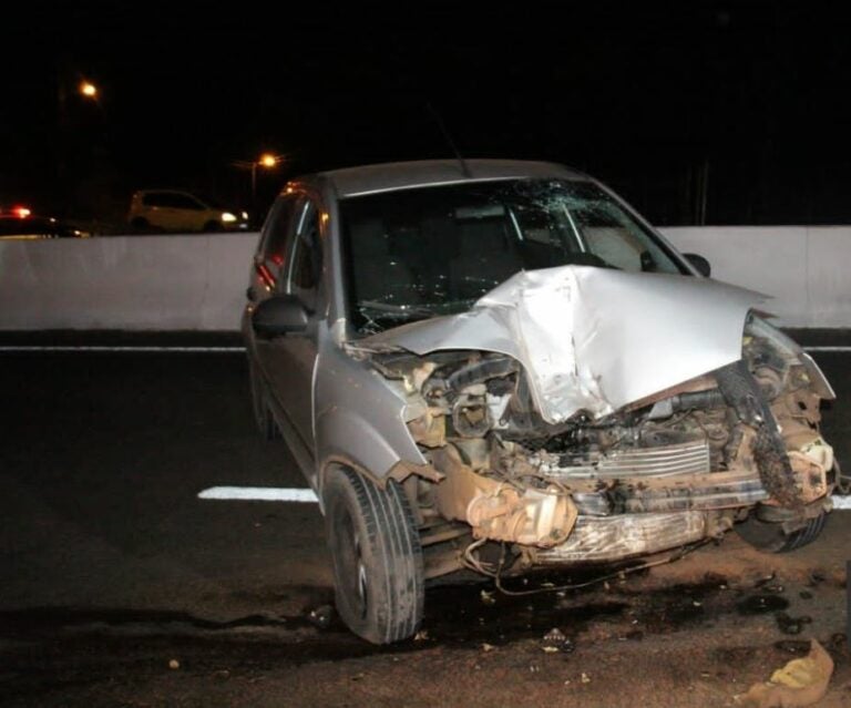 Motorista fica em estado grave após carro se chocar na traseira de caminhão