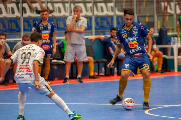 Jogador no ginásio Amário Vieira da Costa