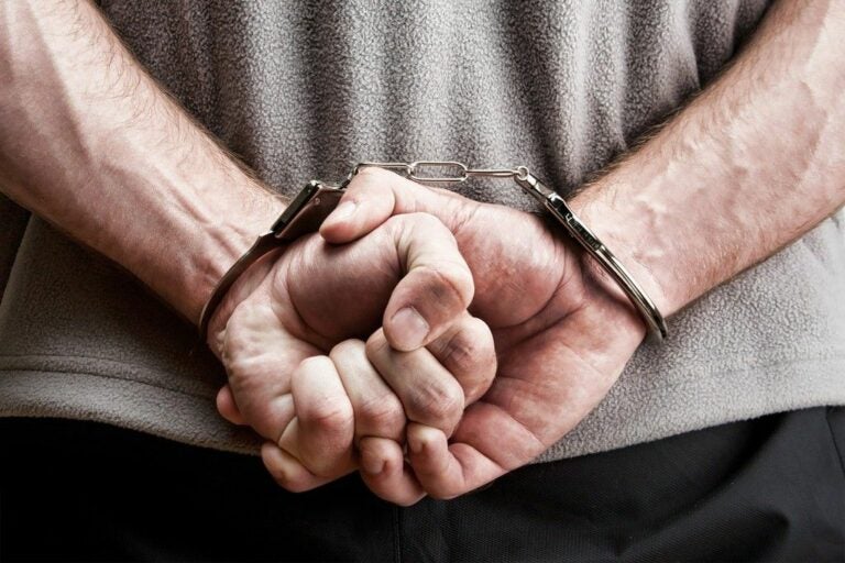 Pai se diz obrigado a dormir fora de casa por conta das agressões do filho