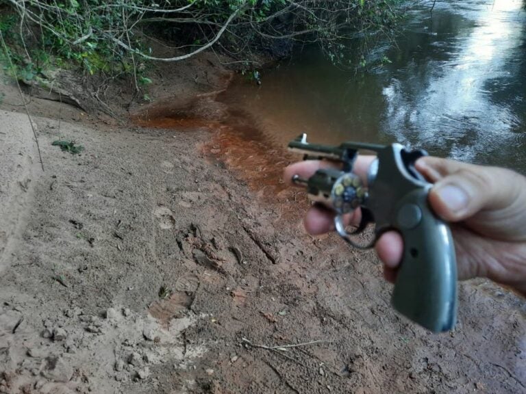 Homem armado é preso enquanto pescava no rio Xambrê, em Pérola