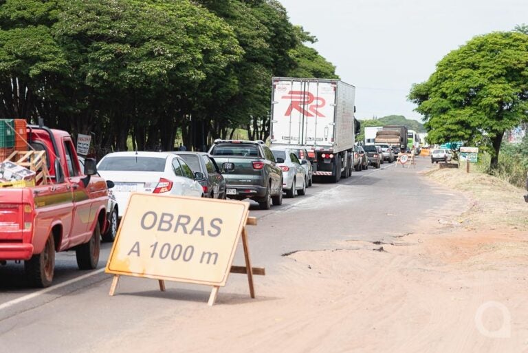 Trânsito parado obras na 323