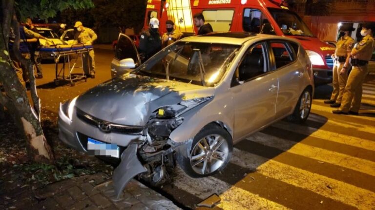 Briga entre ocupantes de carro provoca acidente com choque em árvore