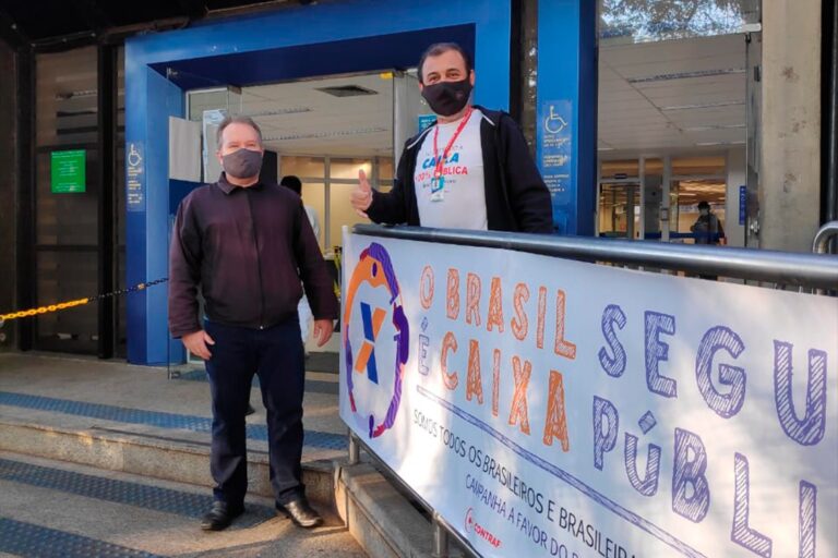 Sindicato dos Bancários realiza protesto em frente à agência da Caixa, em Umuarama