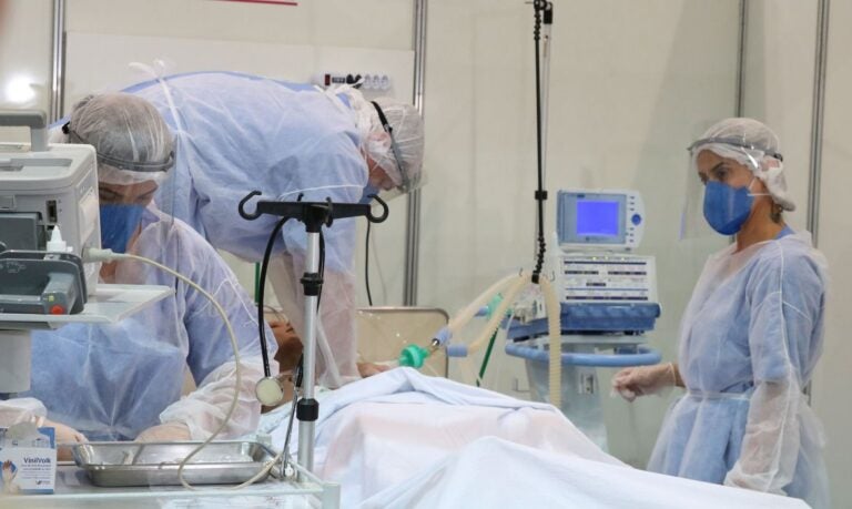 Médicos atendem paciente com Covid