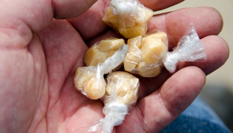 Polícia encontra 44 pedras de crack em casa na rua Patriarca Abraão