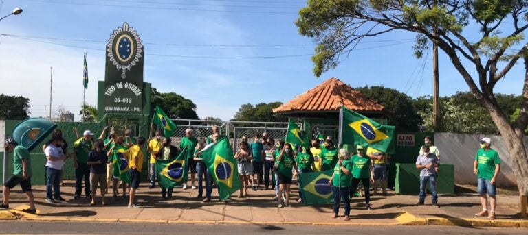 manifestantes em frente ao Tiro de Guerra