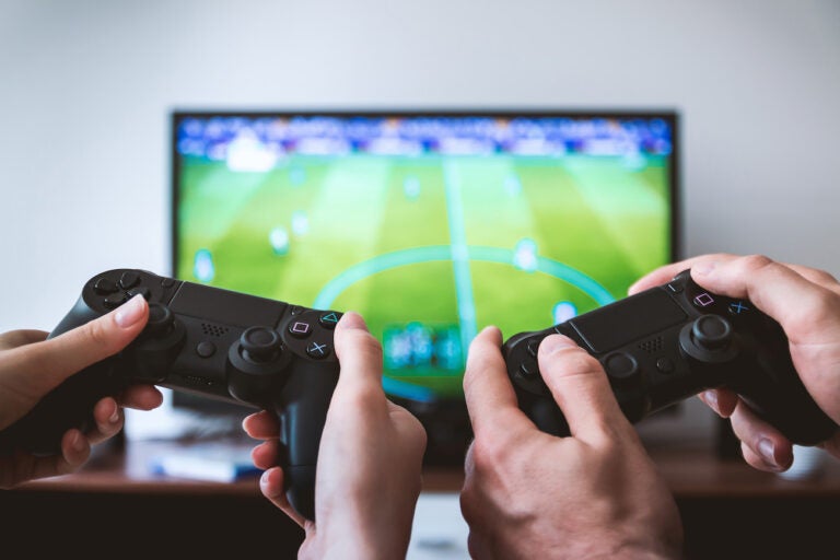 Pesquisa aponta que homens jovens preferem jogar videogame do que transar