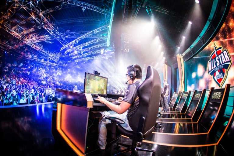 Celebridades e atletas que investem em apostas nos eSports