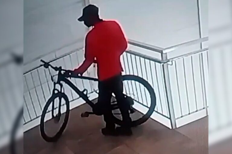 Câmeras flagram homem furtando bicicleta de trabalhador, em Umuarama
