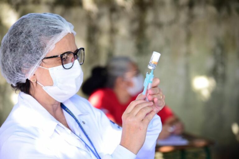 Pessoas com 61 anos ou mais serão vacinadas neste sábado contra a Covid