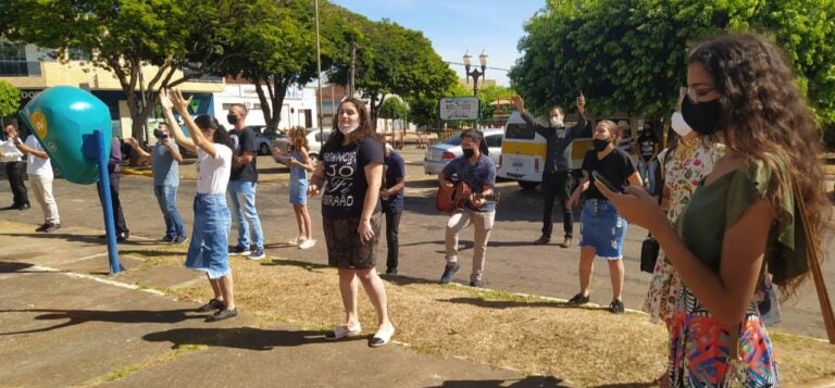 Jovens em oração Ivaté