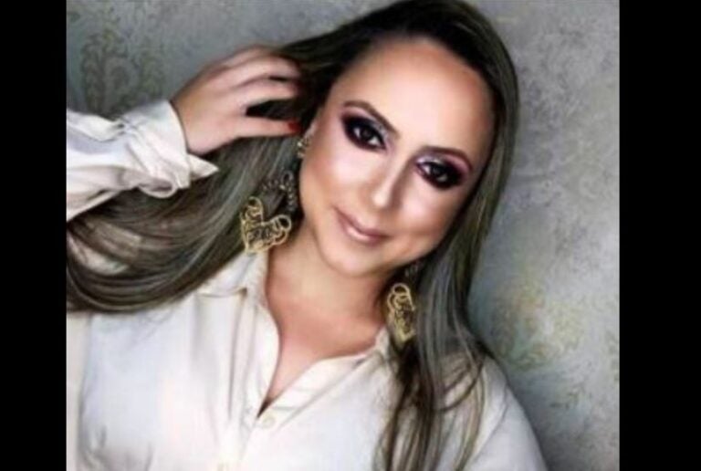 Professora é morta e assassino falece em seguida após bater o carro