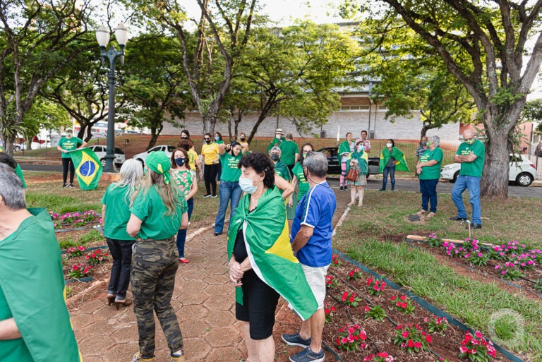 Grupo se reúne em frente à Prefeitura de Umuarama pedindo mais liberdade