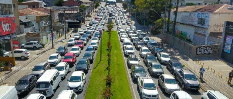 carros em trânsito