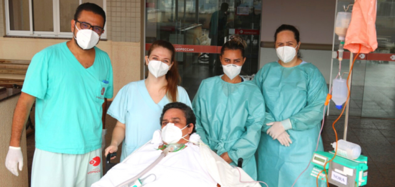 Pacientes que estão internados há muito tempo saem para tomar sol