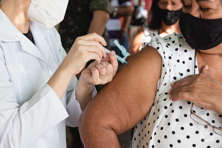 Vacinação contra a Covid-19 para pessoas com 61 anos ou mais continua nesta segunda