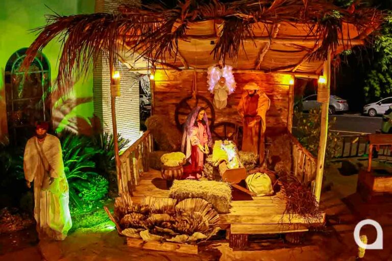 Presépio de Natal é montado na entrada da Paróquia São José, em Umuarama