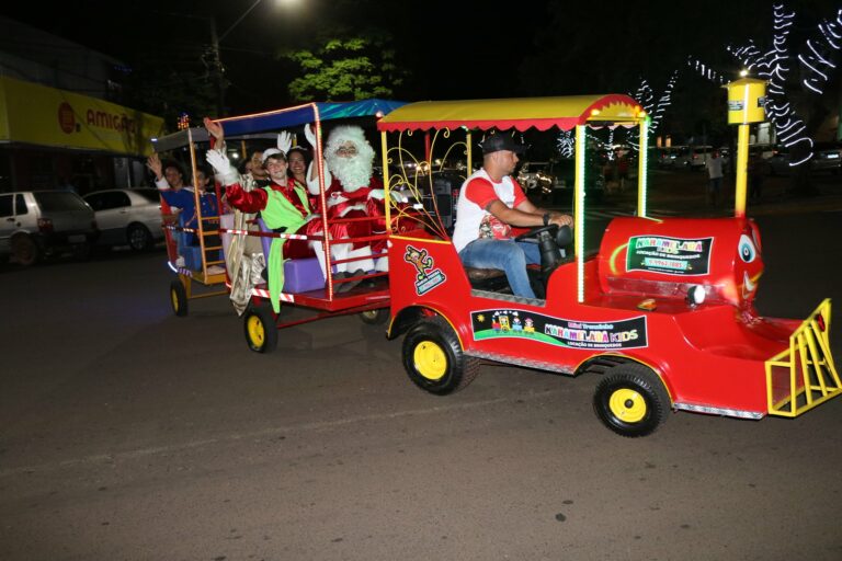 Chegada do Papai Noel faz a alegria de moradores de Cruzeiro do Oeste