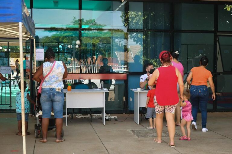 Procura pelo cartão Bolsa Umuarama é considerada baixa no primeiro dia