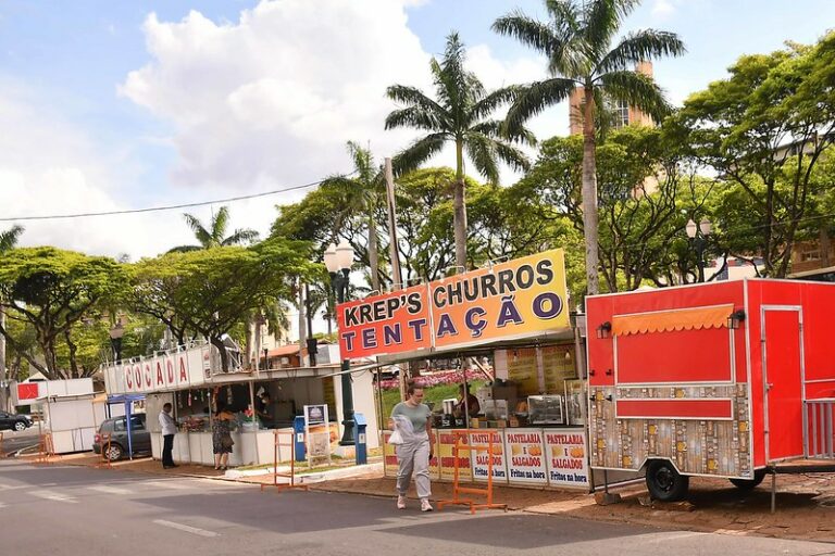 Feira de Natal em Umuarama tem barracas de comidas e brinquedos para crianças