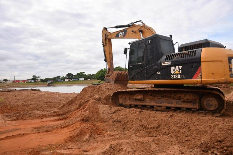 Retirada de areia e limpeza do Lago Aratimbó avançam e entram em nova etapa
