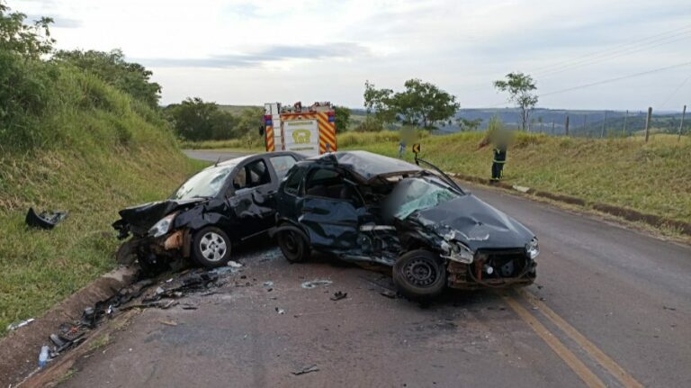 Três pessoas ficam feridas em grave acidente de trânsito na PR-317