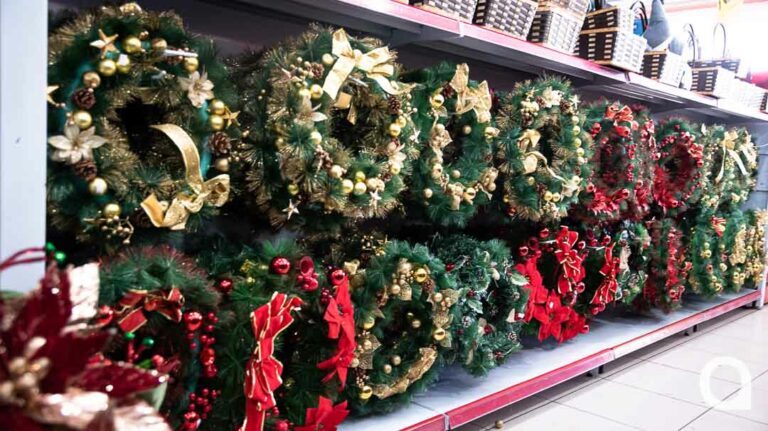 Vendas de artigos de decoração de Natal aquecem o comércio nesta época do ano