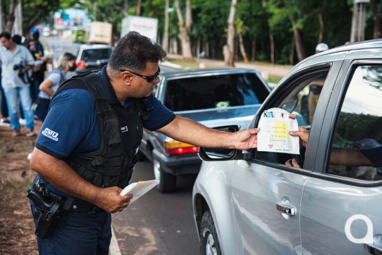 Forças de segurança fazem blitz educativa e orientam condutores sobre os perigos no trânsito