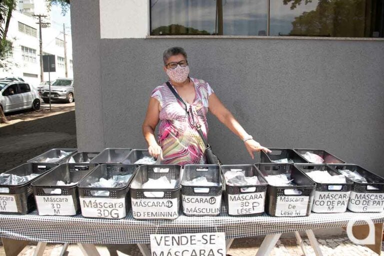 Costureira monta banquinha para venda de máscaras na Avenida Paraná