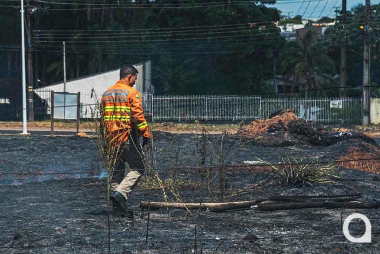 Bombeiros são acionados para combater incêndio em vegetação, perto da Apae
