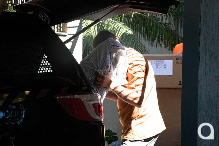 PF prende 3 pessoas em Umuarama e apreende veículos de luxo, joias e R$ 206 mil em espécie