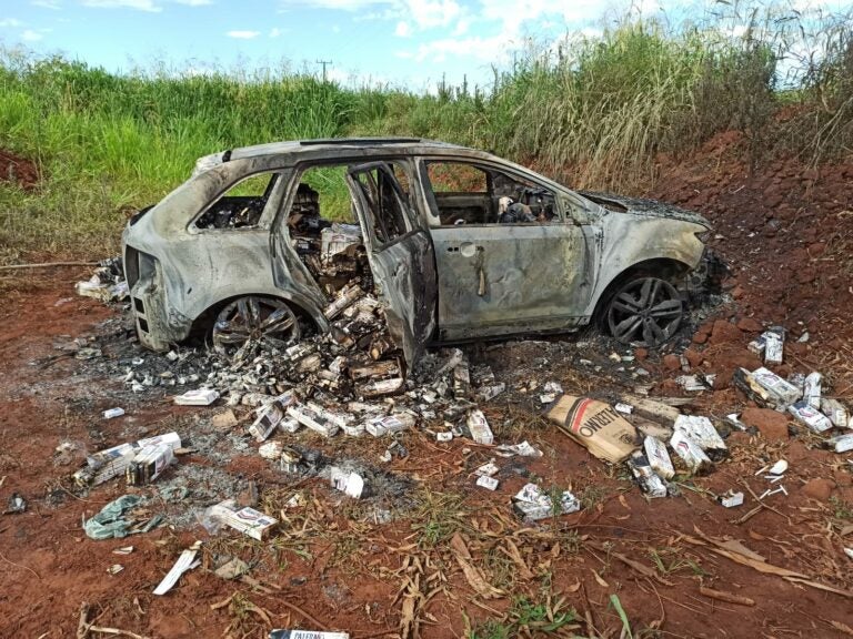 Veículo carregado com cigarros é encontrado incendiado na margem da PR-492