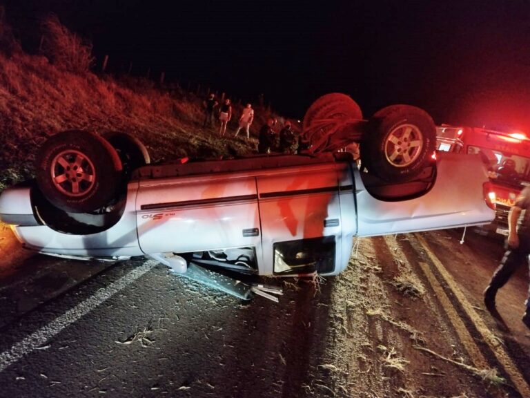 Condutor fica ferido após capotar caminhonete na rodovia PR-492