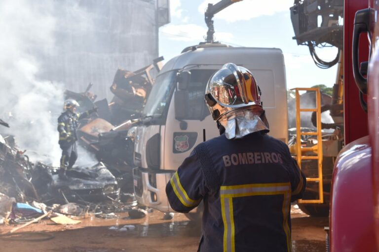 Incêndio atinge ferro-velho no trecho urbano da rodovia PR-323, em Umuarama