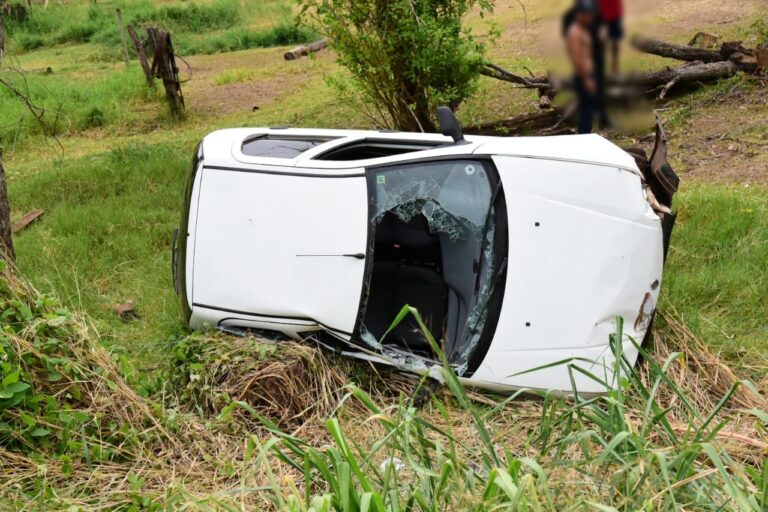 Veículo tomba entre Umuarama e Serra dos Dourados e 2 pessoas ficam feridas