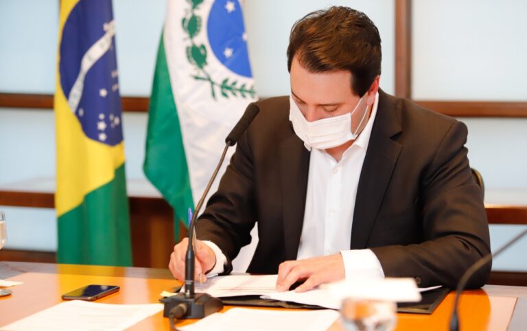 Governador regulamenta regras do programa que concede R$ 80 mensais a famílias vulneráveis