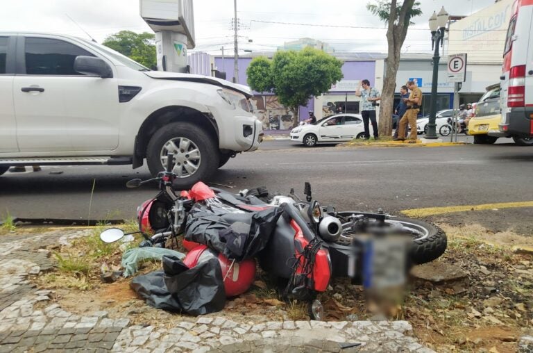 Homem sofre TCE e fratura exposta no tornozelo após colisão em Umuarama