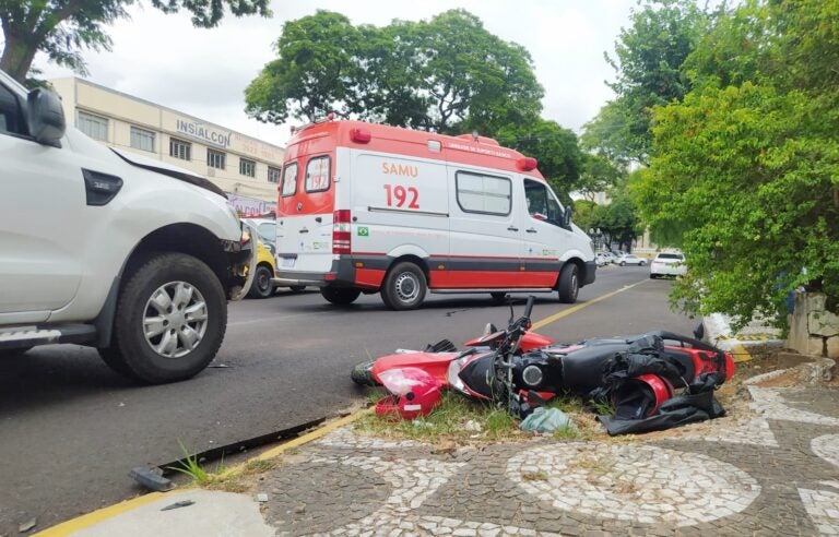 Motociclista fica gravemente ferido após colisão no centro de Umuarama