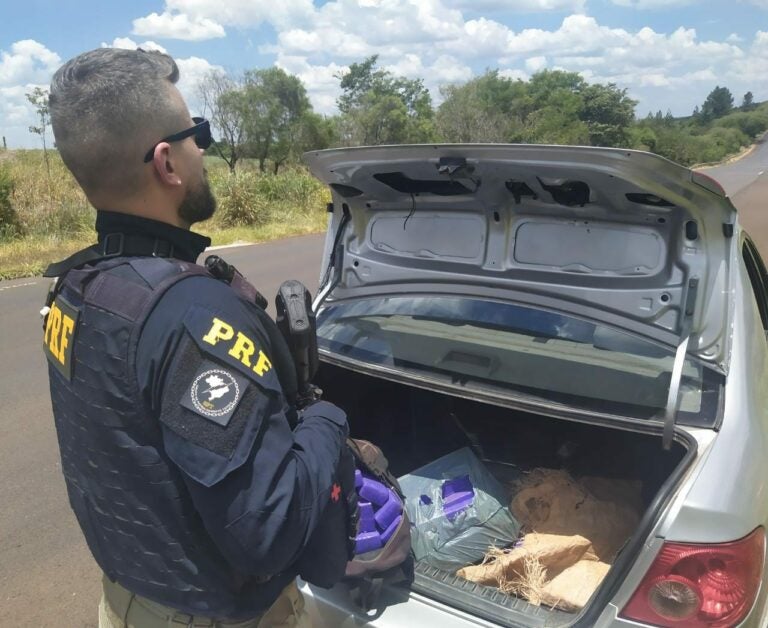 PRF apreende 36 quilos de maconha em veículo com placa de Umuarama