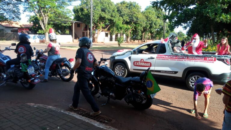 Grupo de motociclistas arrecada doces e Papai Noel faz distribuição para crianças